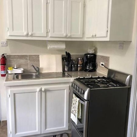 Kelly'S Studio Apartment - Rental Near Airport, Amenities And Bus Route 圣菲利普 外观 照片