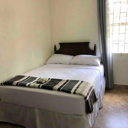 Kelly'S Studio Apartment - Rental Near Airport, Amenities And Bus Route 圣菲利普 外观 照片