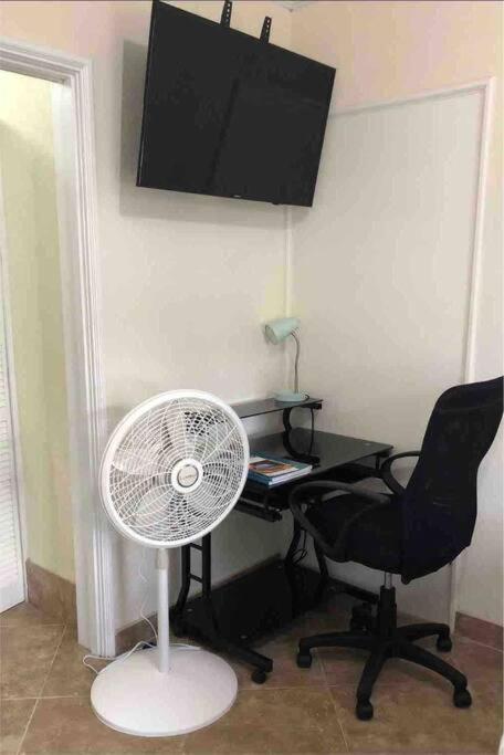 Kelly'S Studio Apartment - Rental Near Airport, Amenities And Bus Route 圣菲利普 外观 照片