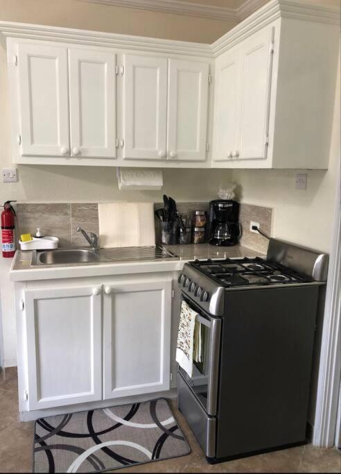 Kelly'S Studio Apartment - Rental Near Airport, Amenities And Bus Route 圣菲利普 外观 照片