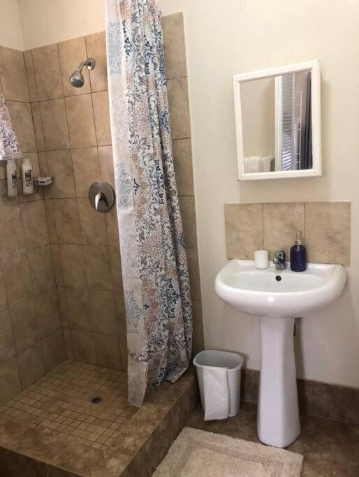 Kelly'S Studio Apartment - Rental Near Airport, Amenities And Bus Route 圣菲利普 外观 照片