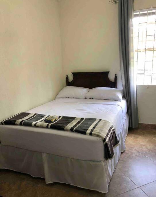 Kelly'S Studio Apartment - Rental Near Airport, Amenities And Bus Route 圣菲利普 外观 照片